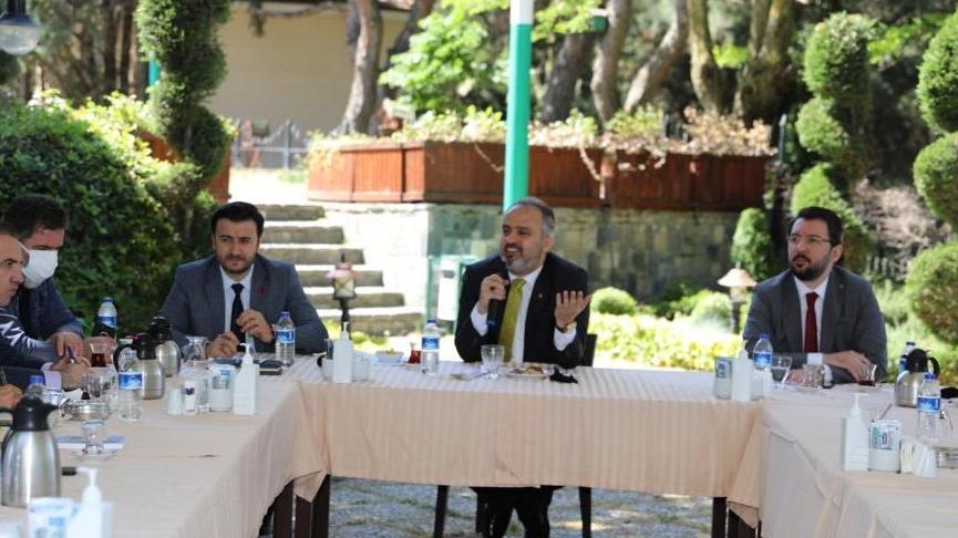 AKP’li başkan gri pasaport iddialarını yanıtladı: Onore olsun diye 1-2 daire başkanı gönderdik
