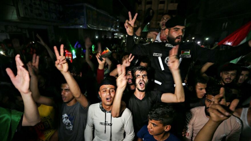 Ateşkesin ardından Gazze’de binler sokaklara döküldü… Hamas: Elimiz tetikte
