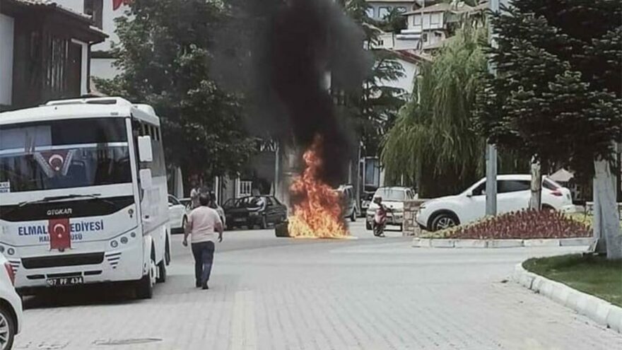 Ekonomik krize isyan eden esnaf dükkanındaki sandalyeleri yaktı