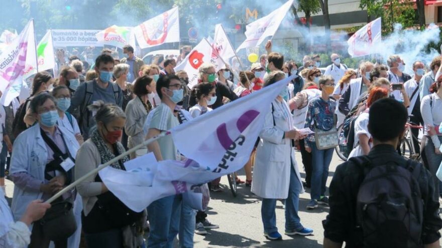 Fransa’da sağlıkçılar sokağa indi
