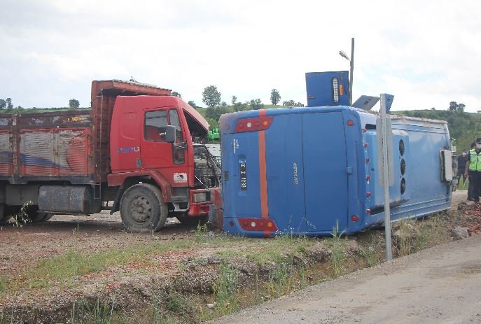 Cezaevi aracı devrildi: 5’i asker, 3’ü mahkum 10 yaralı - Resim : 1