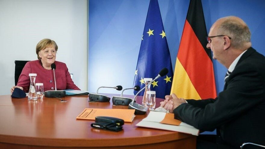 Merkel: İnsanların demokrasiden yüz çevirmesi bir kayıptır