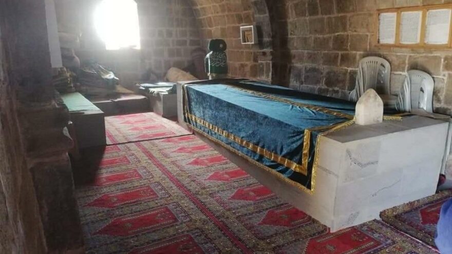 Türbeyi kazarak define aradılar