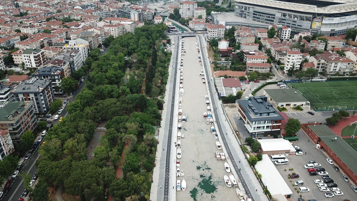 Kadıköy'ün sahillerini deniz salyası kapladı: Ekipler temizlik çalışması yaptı - Resim : 5