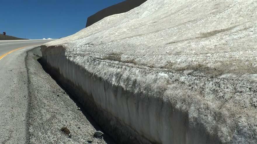 Erzurum’da haziranda metreler boyu kar