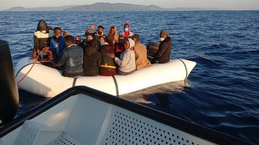 İzmir açıklarında 35 düzensiz göçmen kurtarıldı