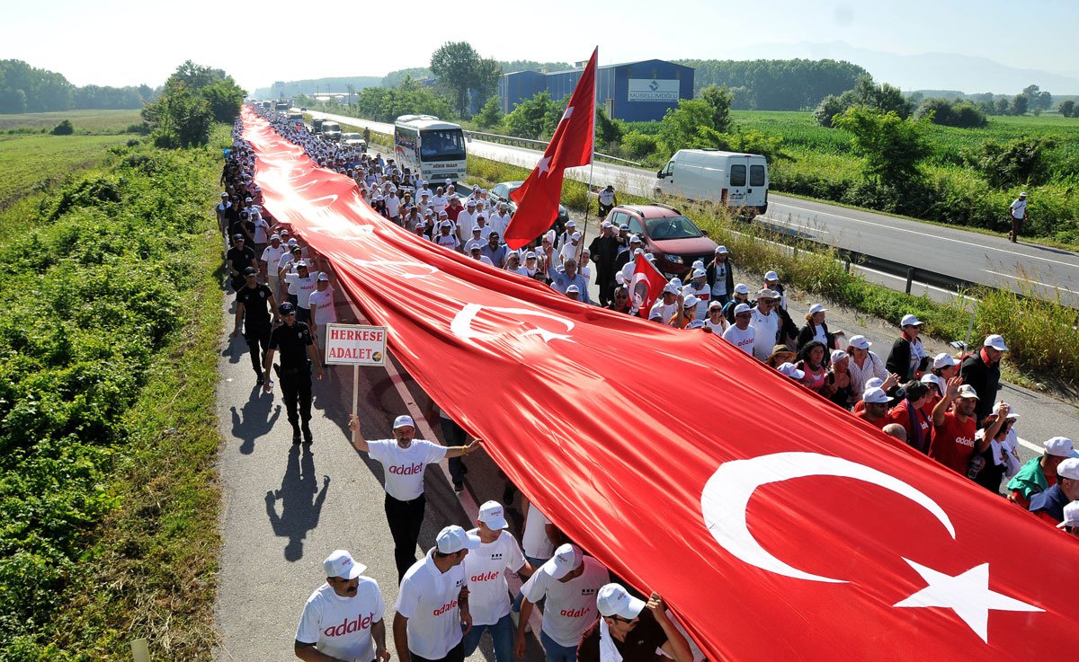 Binlerce kişi Türk Bayrağı'nın gölgesinde yürüdü.