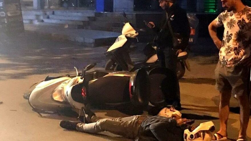 Boş yolda iki motosikletli kurye kaza yaptı