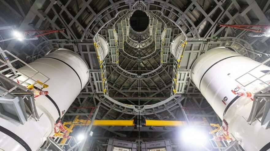 NASA Ay’a ilk kadını taşıyacak dev roketleri bir araya getirdi