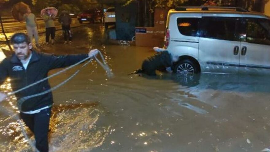 Sağanak sonrası cadde ve sokaklar su altında kaldı
