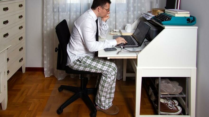 Takım elbisenin yerini pijama aldı