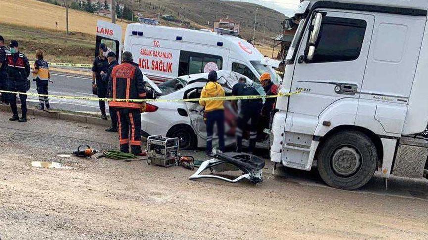 TIR’a çarpan otomobildeki anne ile oğlu öldü, baba ve kızı yaralı