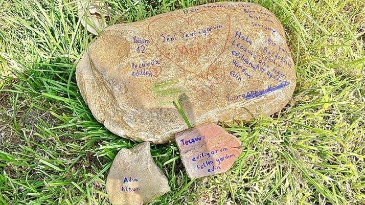 Taştaki ‘tecavüz ediliyorum’ yazısı, polisi alarma geçirdi