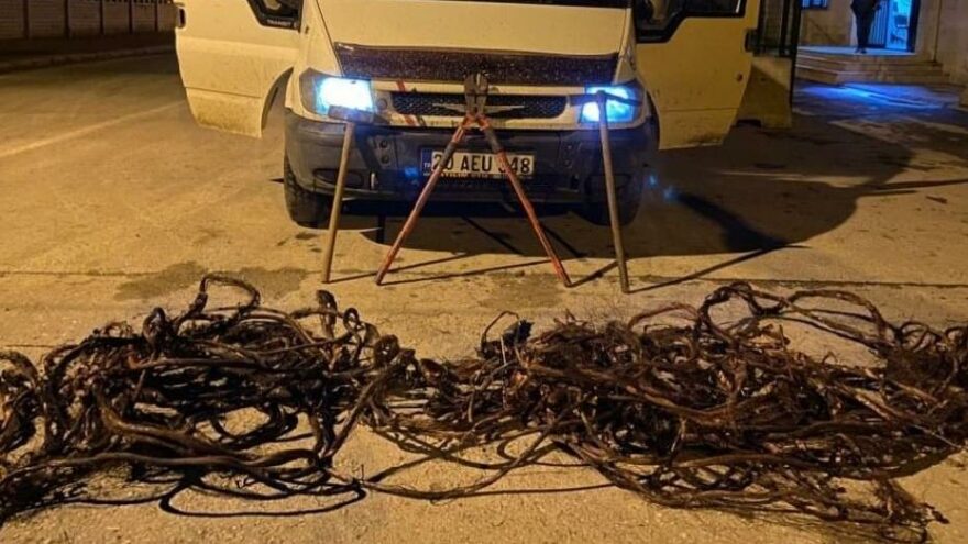 Hırsız sevgililer çaldıkları 70 bin TL’lik kabloyu eritirken yakalandı