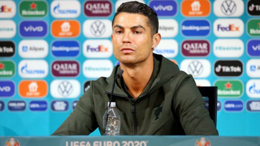 Cristiano Ronaldo’dan çok konuşulan hareket! Kola şişelerini kenara itti…