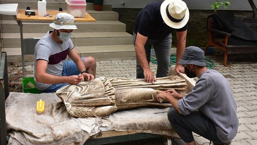 Metropolis Antik Kenti’nde 1800 yıllık heykel bulundu