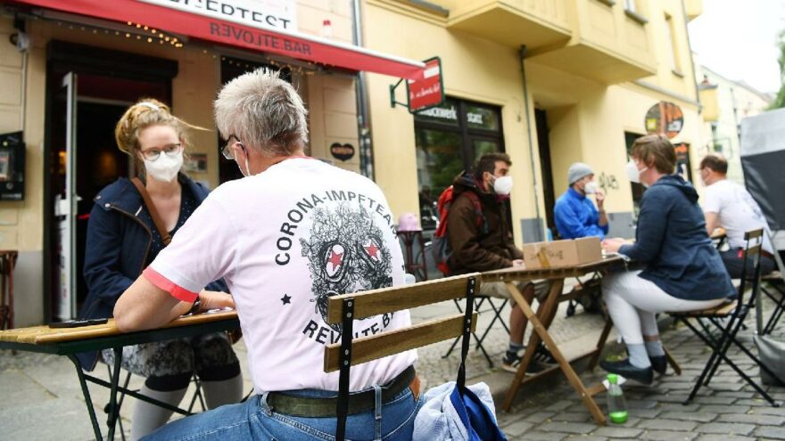 Berlin’de açık alanda maske zorunluluğu kaldırılıyor