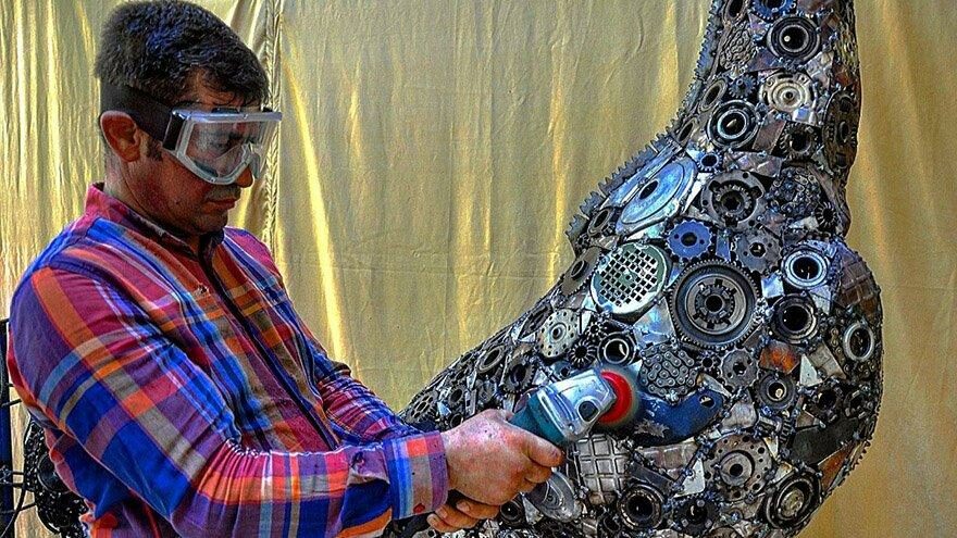 Atık malzemeleri sanat eserine dönüşyürüyor
