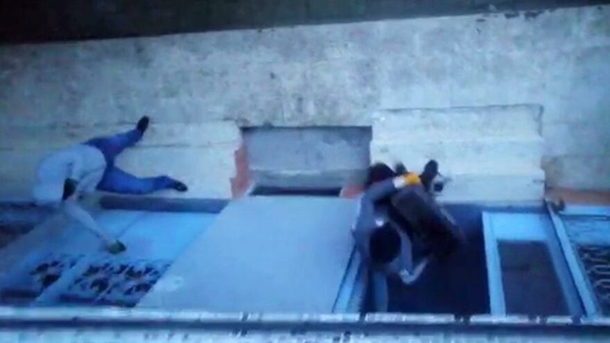 Apartman kapısını tutup 5 dakikada 150 bin liralık vurgun yaptılar