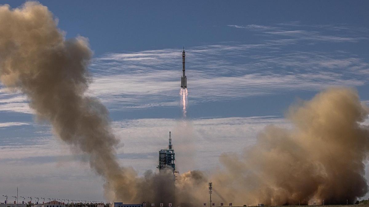 Çin yeni uzay istasyonu mürettebatını taşıyan Shenzhou-12'yi fırlattı