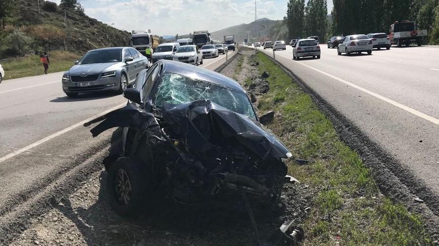 Ankara’da feci kaza! Otomobil iki araçla çarpıştı: 6 yaralı