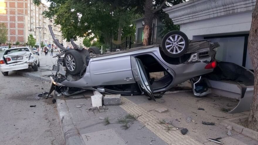 Park halindeki araca çarpan otomobil ters döndü