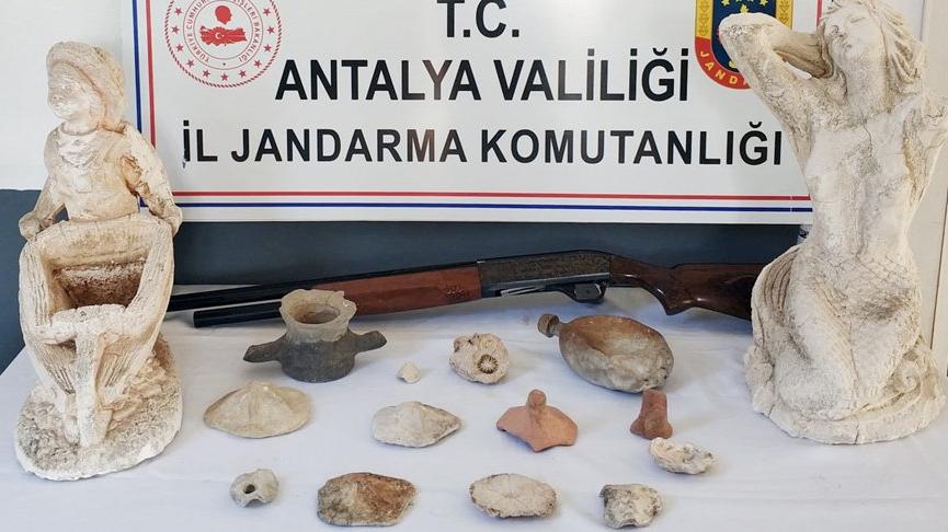 Antalya’da 24 tarihi eser ele geçirildi
