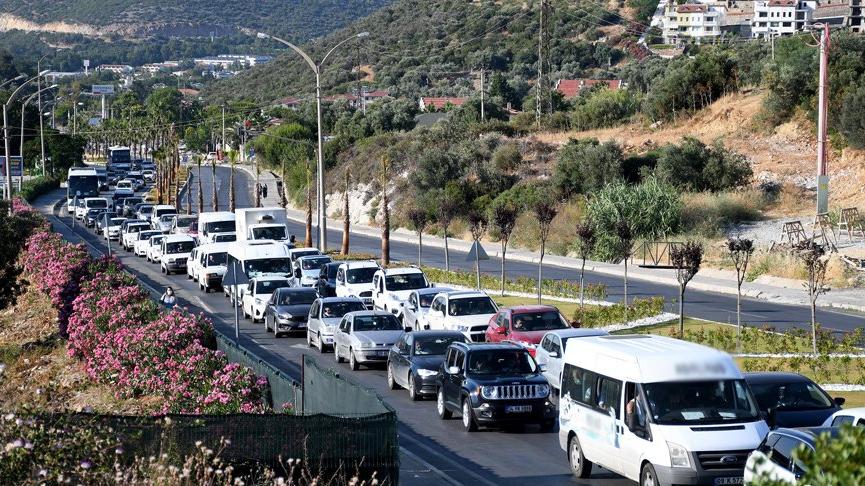 Kuşadası’na tatilci akını: Bir günde 10 binden fazla araç ilçeye giriş yaptı