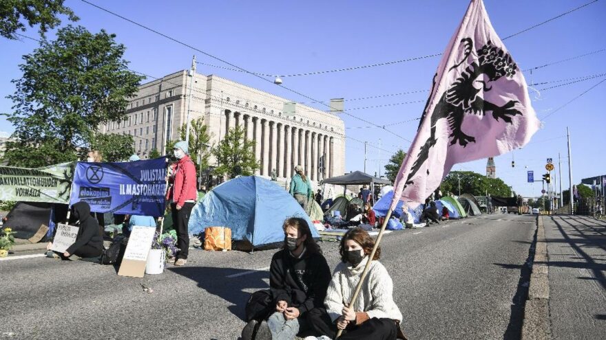 Finlandiya’da iklim protestosu: Başkentin en işlek caddesini kapattılar
