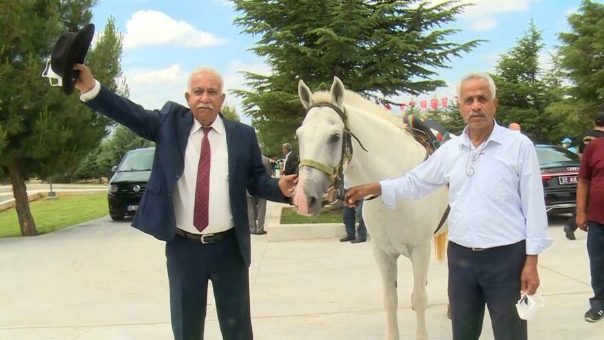 Süleyman Demirel’in mezarına kıratla girdi