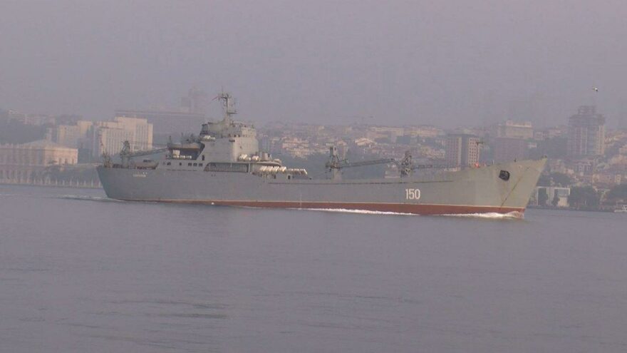 Rus savaş gemisi İstanbul Boğazı’ndan geçti