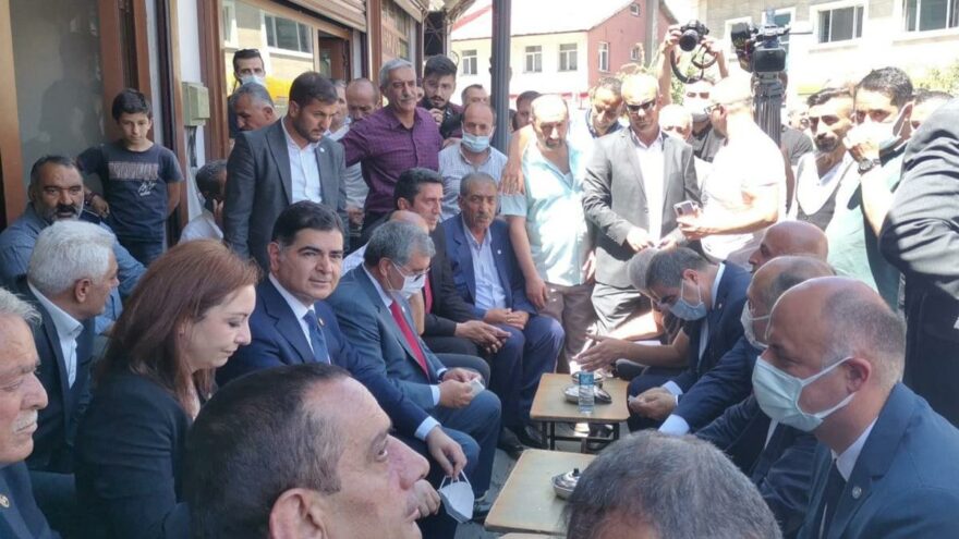İYİ Partililer 700 dükkanın yıkılacağı projeye tepki gösterdi