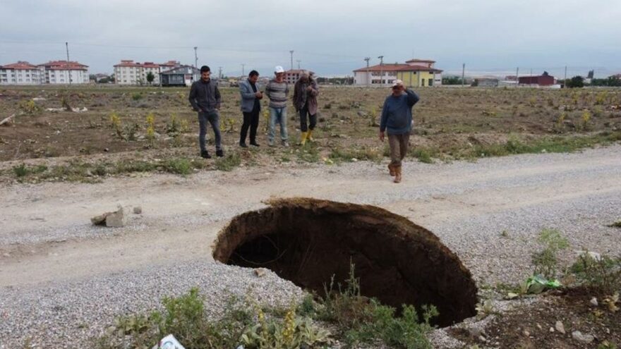 Derinlikleri 2-3 metreyi bulan yüzey yarıkları oluştu! Deprem uzmanından açıklama
