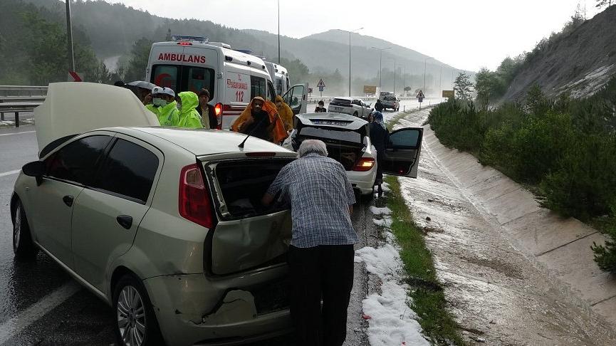 Dolu nedeniyle kara yolu buz pistine döndü, 7 araç çarpıştı