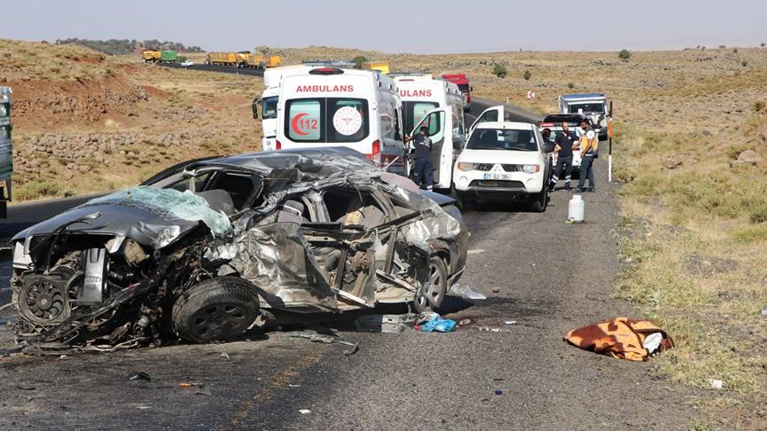 Tuğla yüklü kamyon ile otomobil çarpıştı: 2 ölü, 3 yaralı