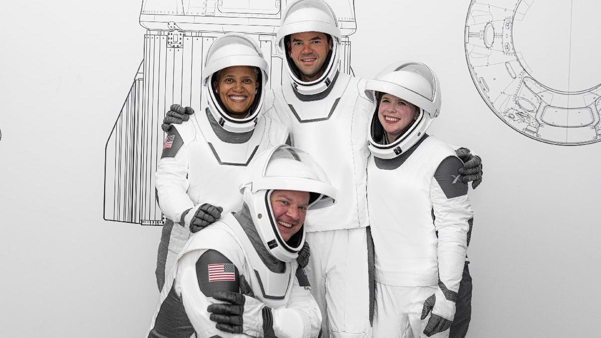 SpaceX'in Inspiration4 ekibinin kostümleri belli oldu