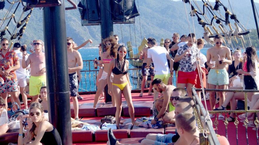 Tekneler demir aldı, Marmaris hareketlendi