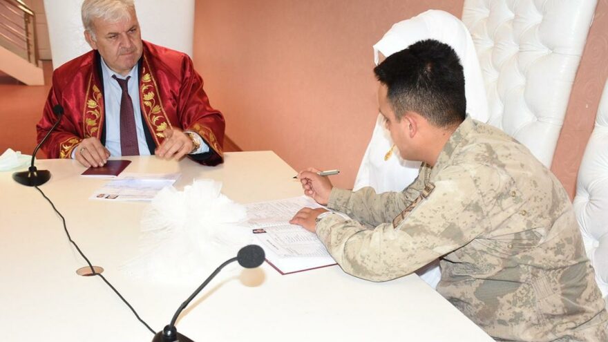 Damat ‘hayalimdi’ dedi, nikah masasına kamuflajla oturdu