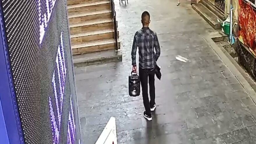 Hırsızlık yaptığı iş yerinin önünden geçince yakalandı