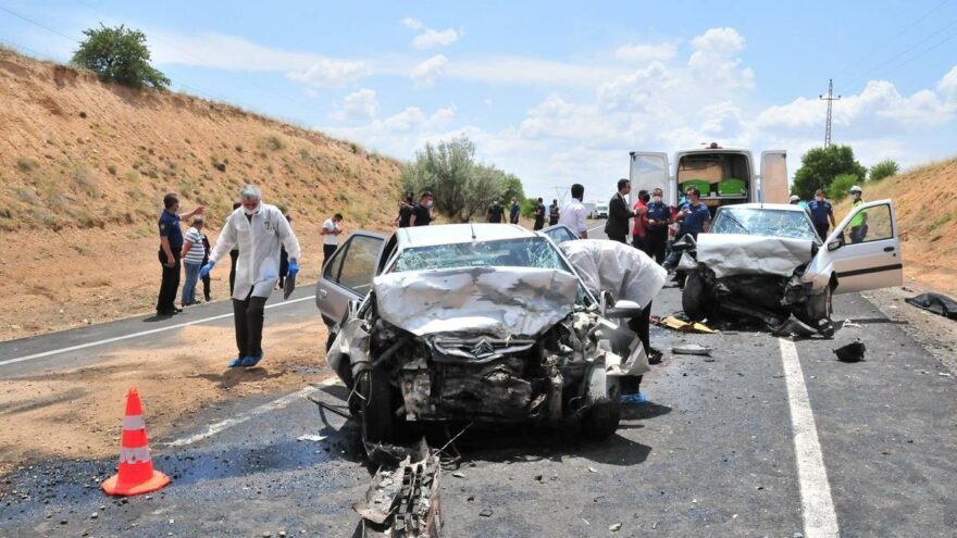 Otomobiller çarpıştı: 3 ölü, 3 yaralı