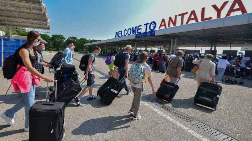 Antalya’ya Rusya’dan 2 günde 20 bin turist geldi