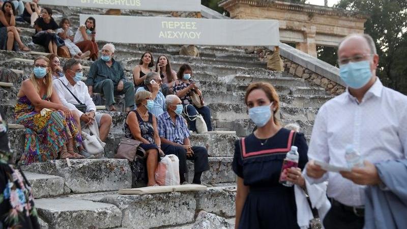 Yunanistan’da maske zorunluluğu kaldırılıyor