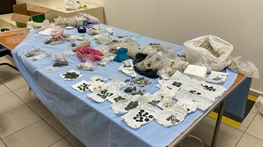 İzmir ve Manisa’da tarihi eser operasyonu: Binlerce sikke ele geçirildi