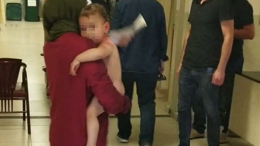 İkiz bebekler kaynar suyla haşlandı
