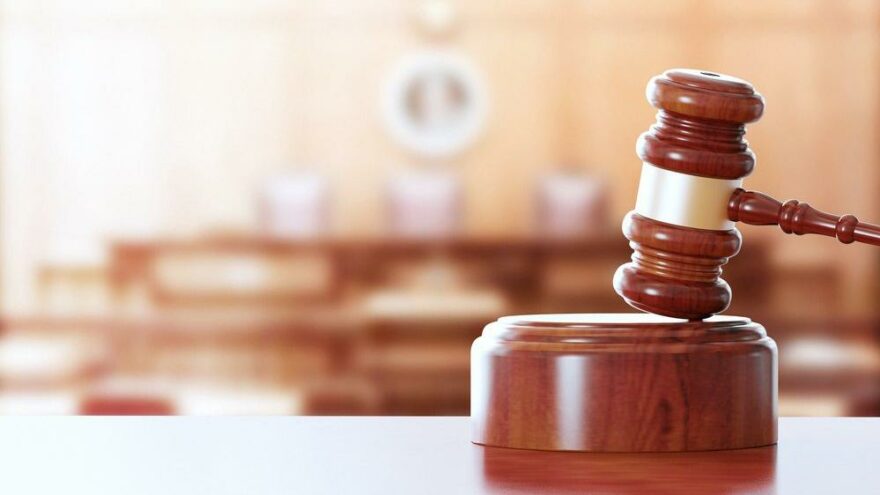 Uyuşturucu kaçakçılığından yargılanan Yunan rahipten kezzaplı saldırı