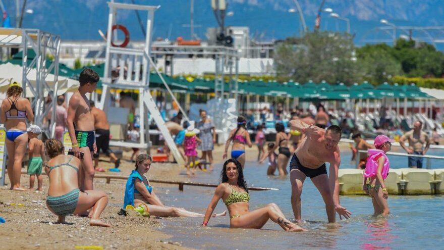 Ruslar Antalya’nın keyfini çıkarıyor