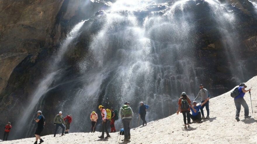 30 dağcı Hakkari’de erimeye başlayan 20 bin yıllık buzullara çıktı