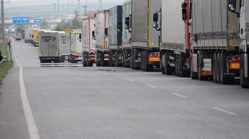TIR’ın lastiklerini kaçakçılık için kullandılar