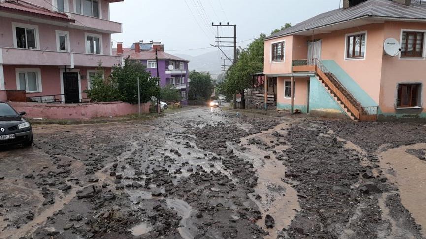 Sağanak nedeniyle dere taştı, yollar çamurla kaplandı