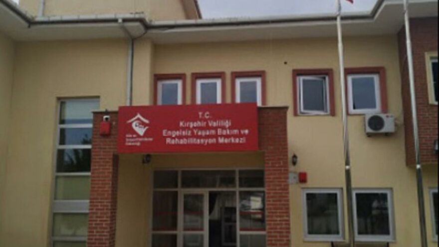 Öğretmen, engelli 2 kardeşin maaş kartlarına 8 yıl el koymuş